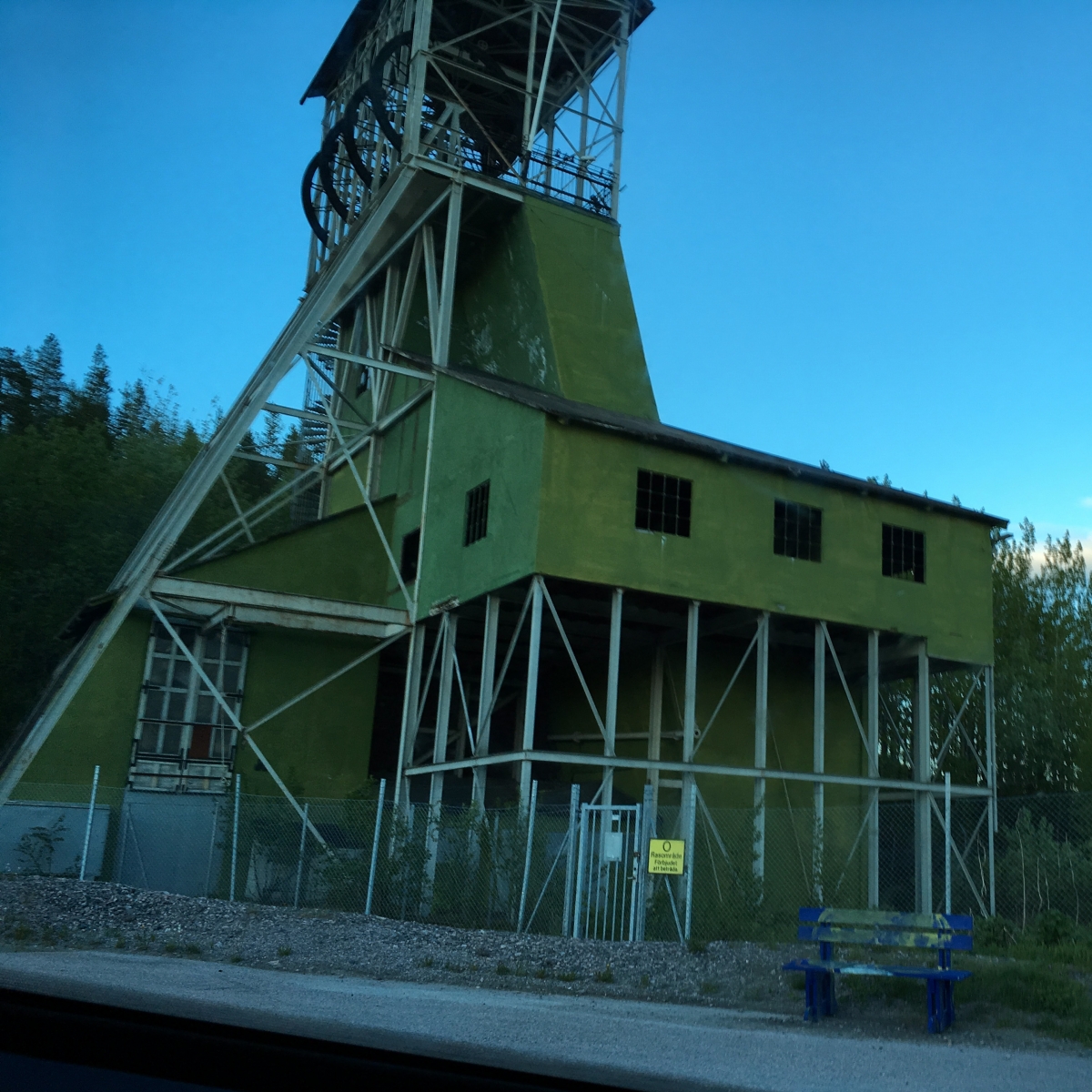 Byggnad som inte längre används, tillhörande gruvan.