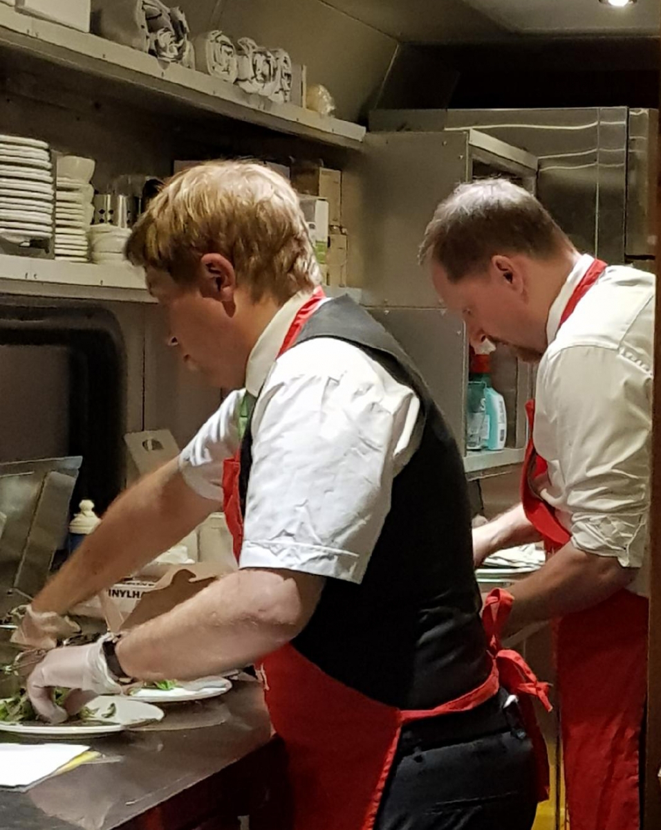Marco Andersson och Peter Ekholm lägger upp på tallrikarna