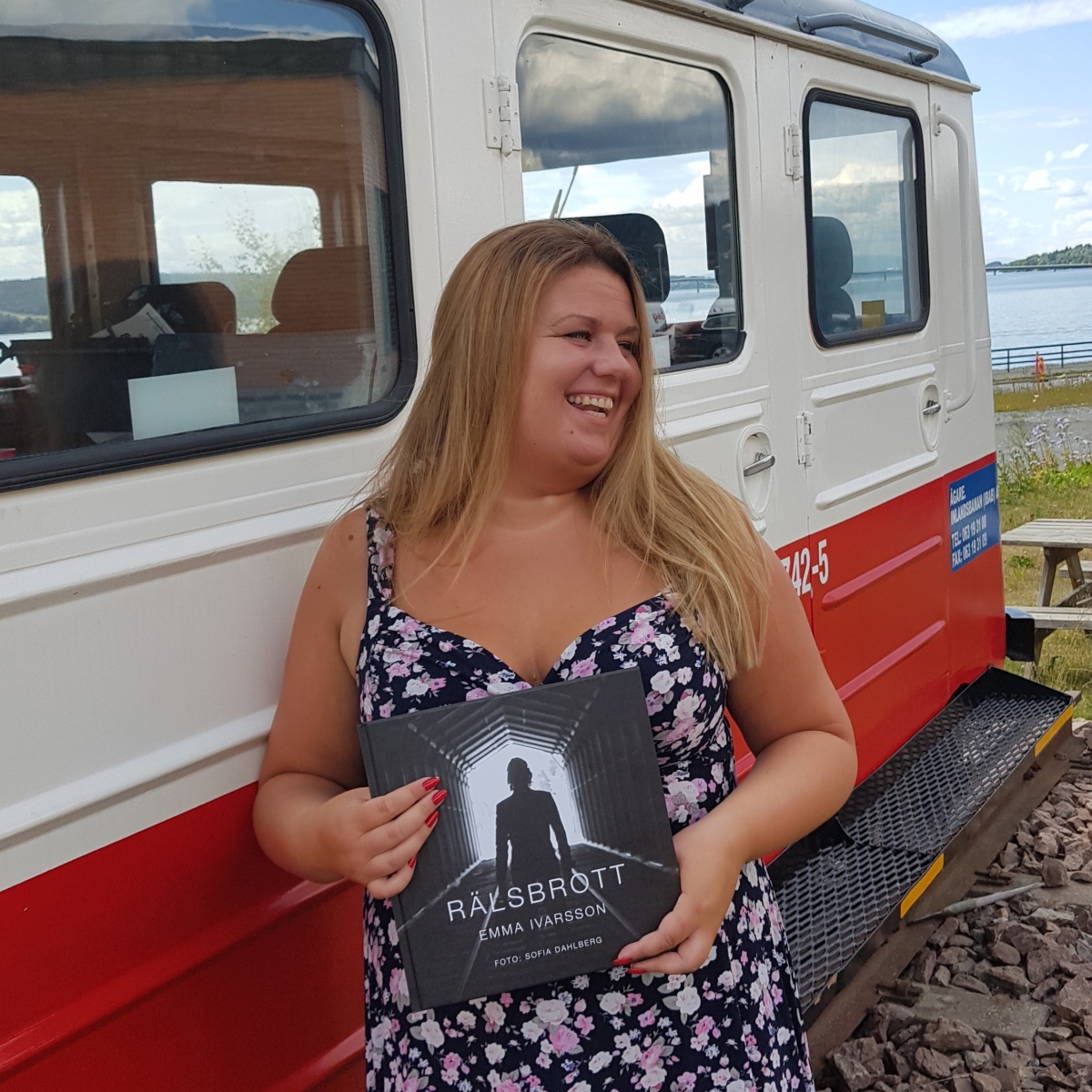 Emma Ivarsson, släpper diktboken Rälsbrott