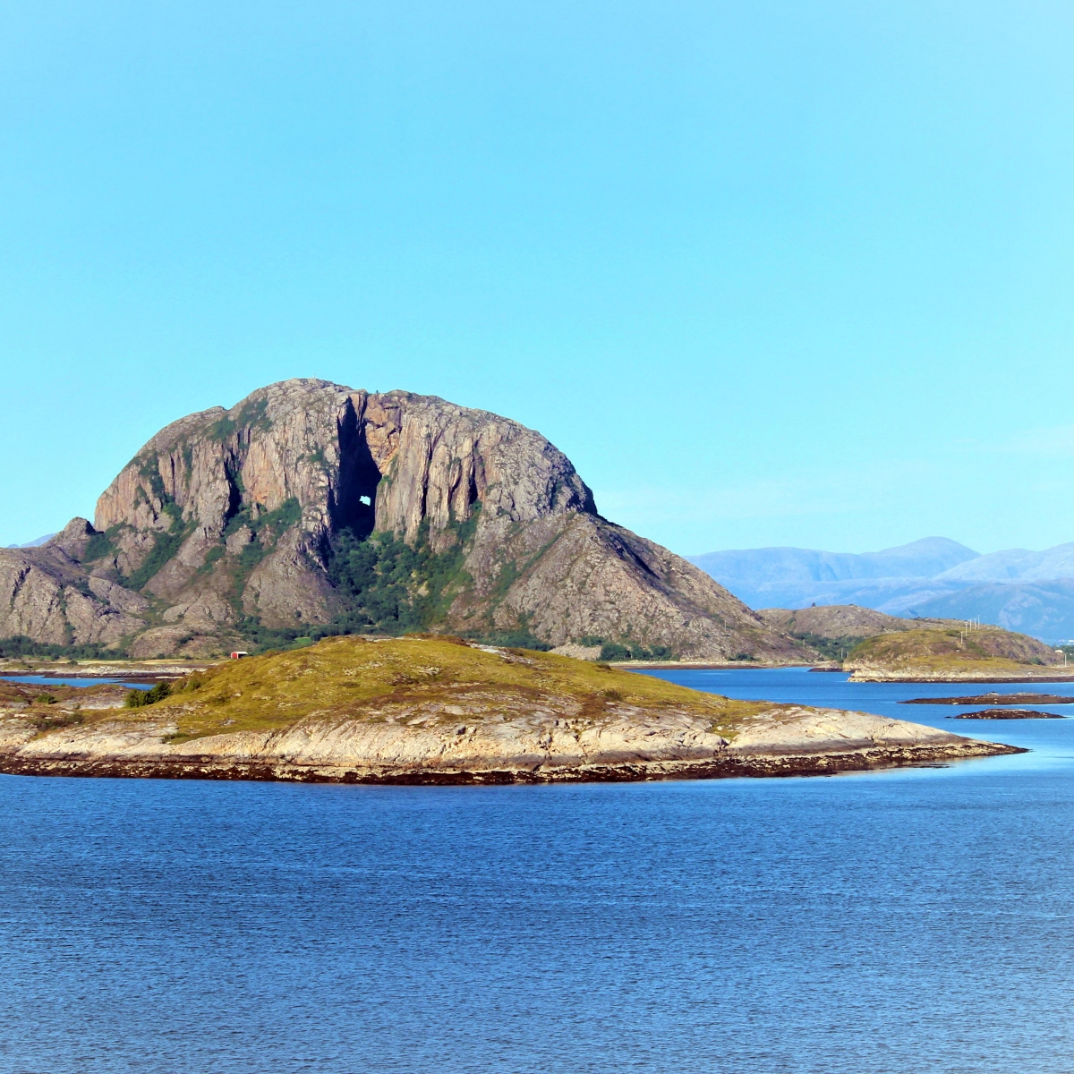 Torghatten berget med hål mitt i