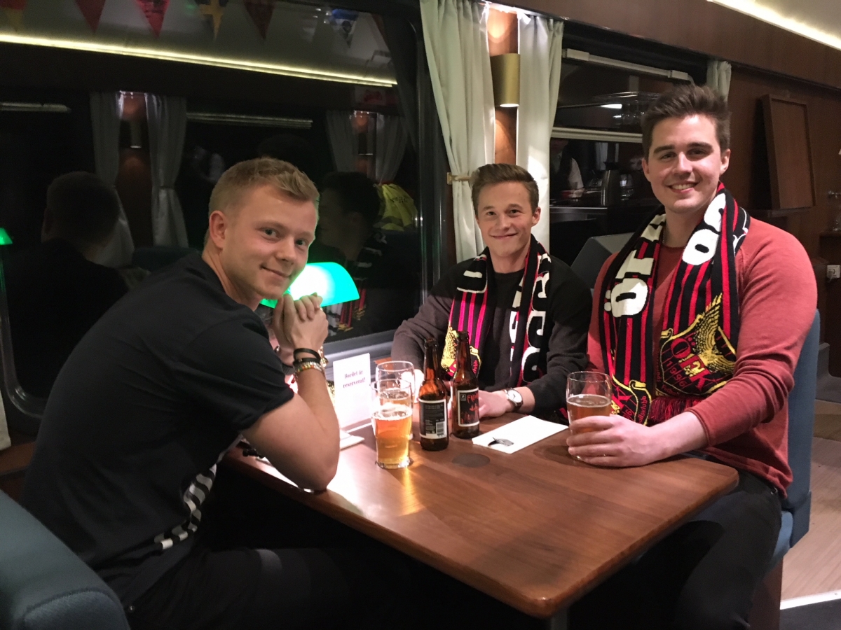 Tre killar på första sittningen i restaurangvagnen