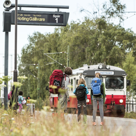 Resenärer som väntar på att kliva på tåget i Östersund