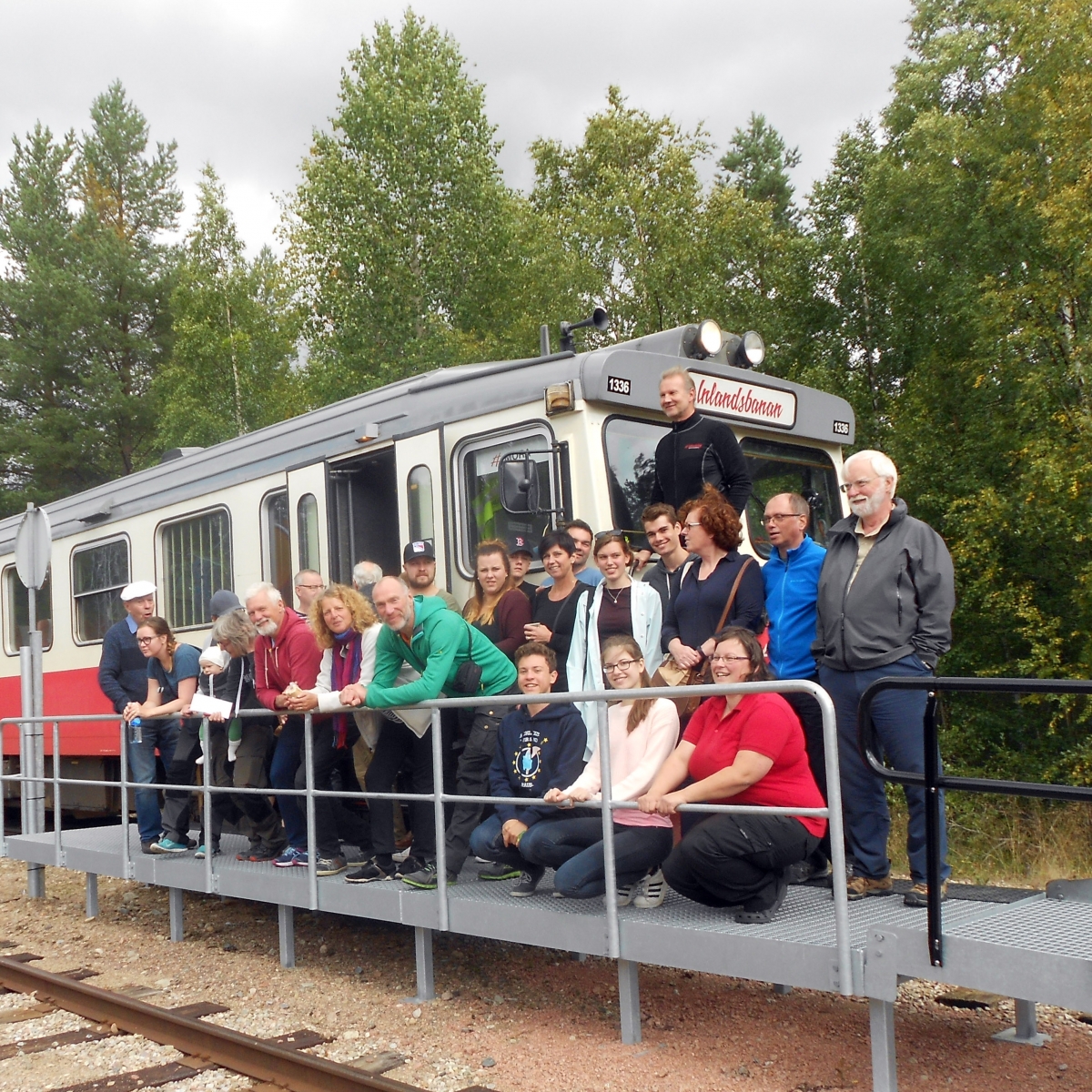 gruppbild på personal och resenärer
