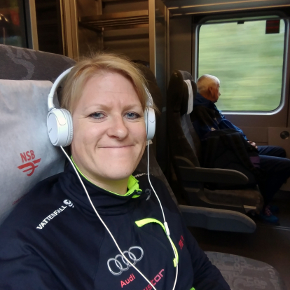 Heike ombord tåget på Meråkerbanan. 
