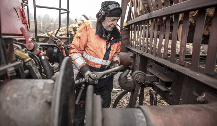 Virkesvagnar kopplas till lok